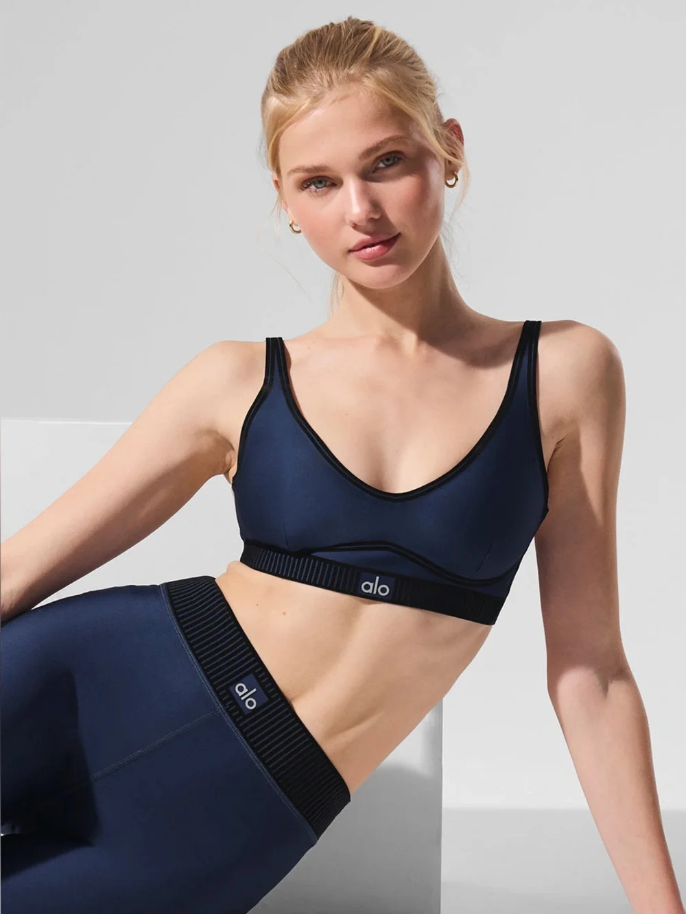 ALO YOGA Airlift Line Up Black Velvet Flocking Navy Blue Sports Bra EUC Size M